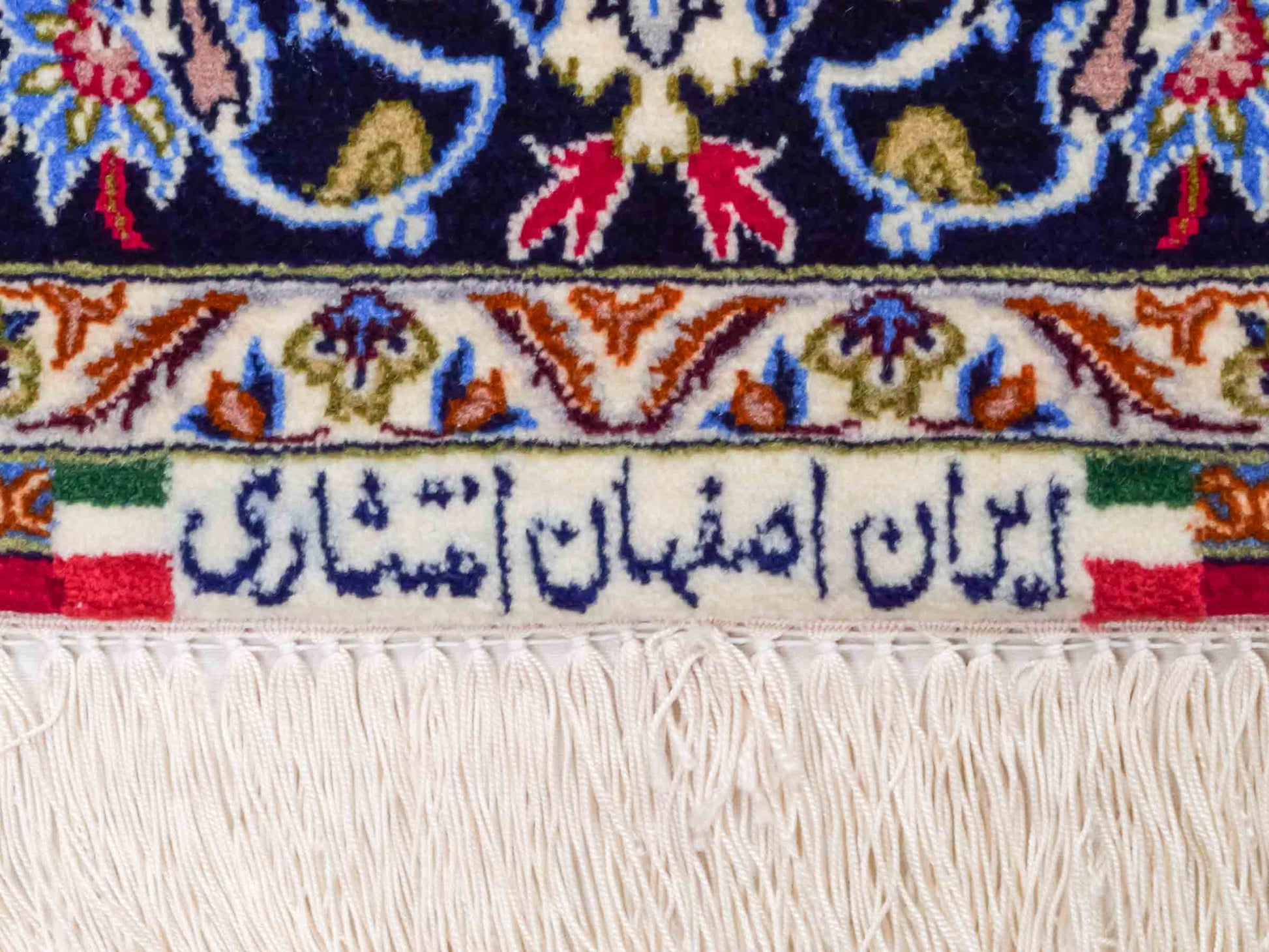 Handgeknüpfter "Entezari" Isfahan Perserteppich von Khademi aus Wolle mit Seide, rot-blau. Feiner, persischer Teppich mit Medaillon, signiert. Orientteppich, von Hand geknüpft in Iran. Größe: 169 x 112 cm. Teppichnummer: DB3-1031 Jupiter Intl.