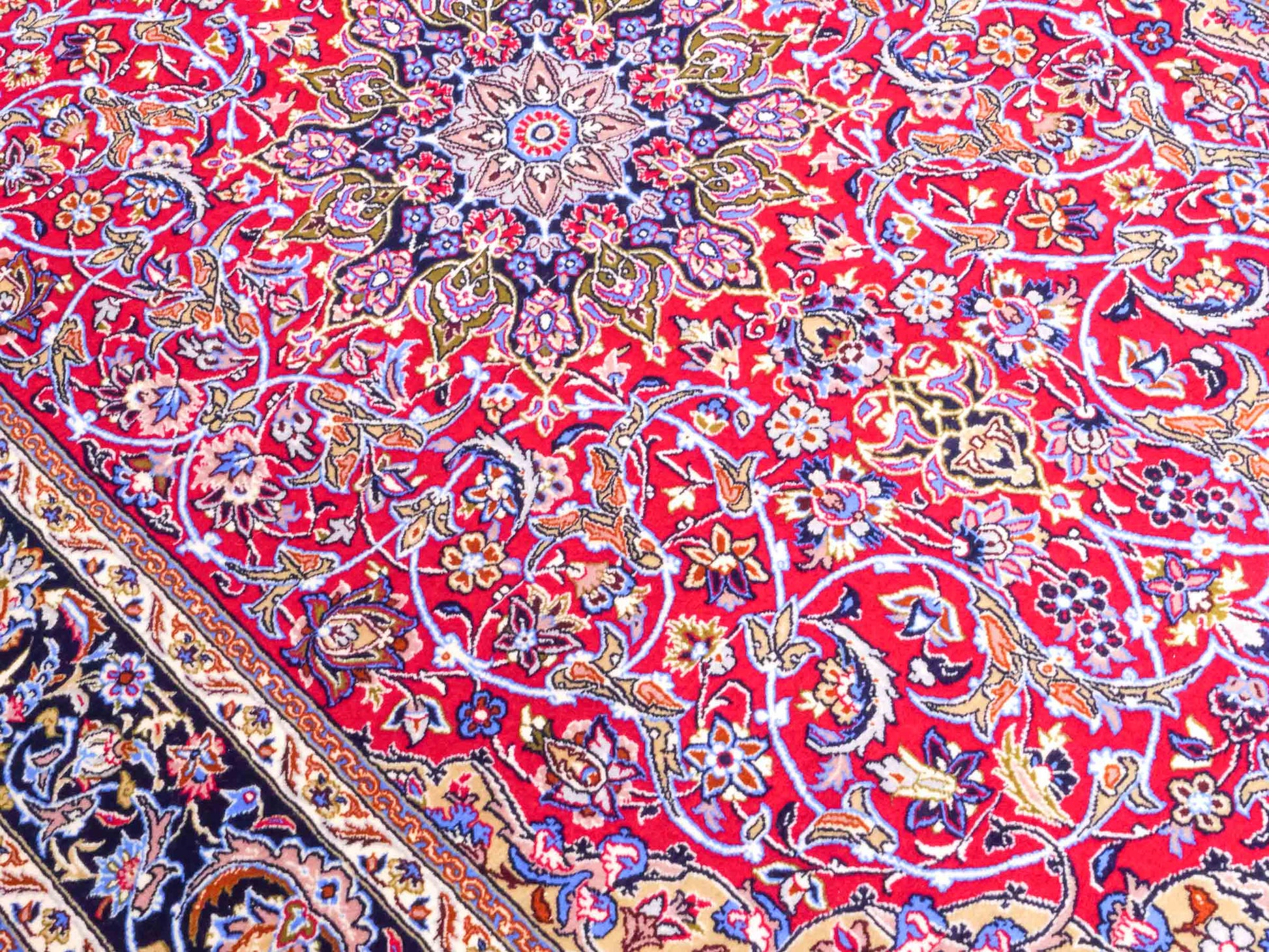 Handgeknüpfter "Entezari" Isfahan Perserteppich von Khademi aus Wolle mit Seide, rot-blau. Feiner, persischer Teppich mit Medaillon, signiert. Orientteppich, von Hand geknüpft in Iran. Größe: 169 x 112 cm. Teppichnummer: DB3-1031 Jupiter Intl.