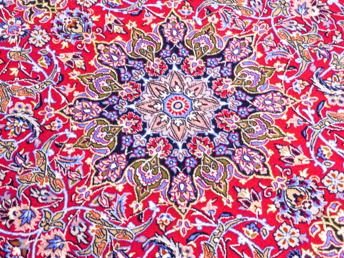 Handgeknüpfter "Entezari" Isfahan Perserteppich von Khademi aus Wolle mit Seide, rot-blau. Feiner, persischer Teppich mit Medaillon, signiert. Orientteppich, von Hand geknüpft in Iran. Größe: 169 x 112 cm. Teppichnummer: DB3-1031 Jupiter Intl.