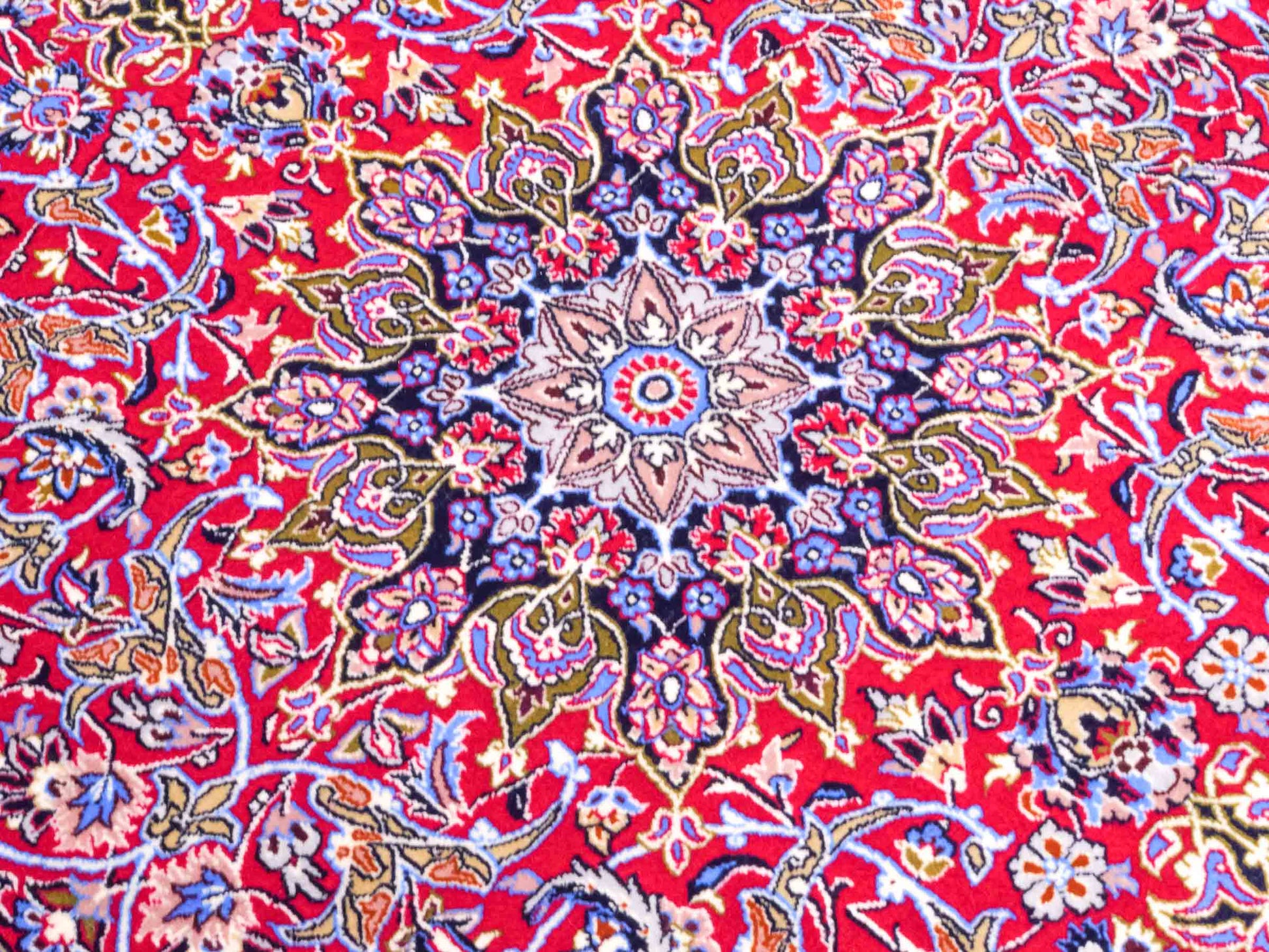 Handgeknüpfter "Entezari" Isfahan Perserteppich von Khademi aus Wolle mit Seide, rot-blau. Feiner, persischer Teppich mit Medaillon, signiert. Orientteppich, von Hand geknüpft in Iran. Größe: 169 x 112 cm. Teppichnummer: DB3-1031 Jupiter Intl.