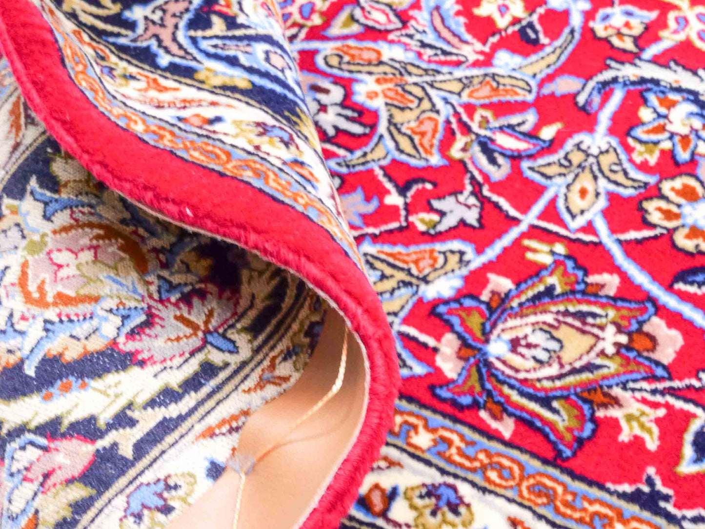 Handgeknüpfter "Entezari" Isfahan Perserteppich von Khademi aus Wolle mit Seide, rot-blau. Feiner, persischer Teppich mit Medaillon, signiert. Orientteppich, von Hand geknüpft in Iran. Größe: 169 x 112 cm. Teppichnummer: DB3-1031 Jupiter Intl.
