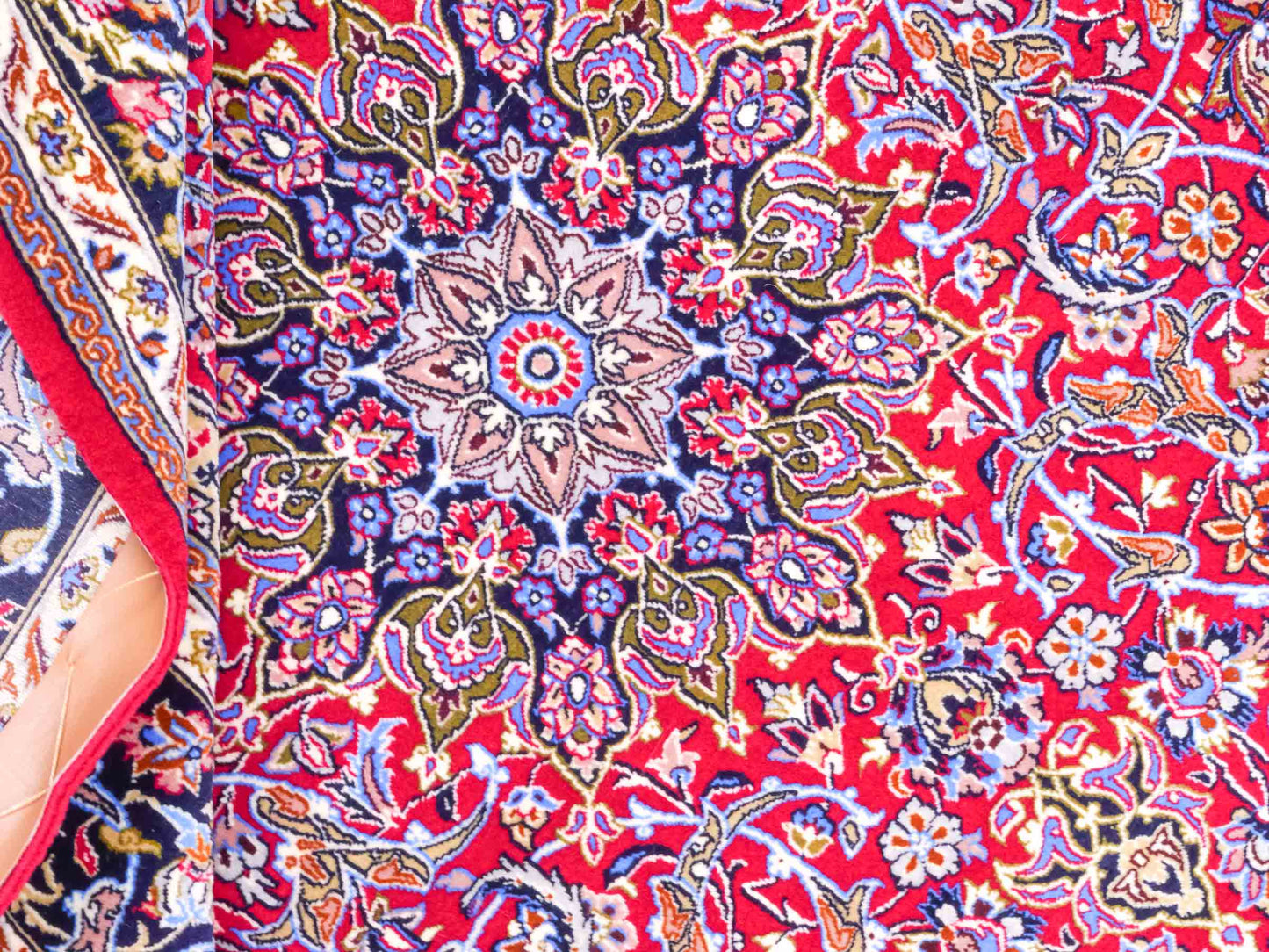 Handgeknüpfter "Entezari" Isfahan Perserteppich von Khademi aus Wolle mit Seide, rot-blau. Feiner, persischer Teppich mit Medaillon, signiert. Orientteppich, von Hand geknüpft in Iran. Größe: 169 x 112 cm. Teppichnummer: DB3-1031 Jupiter Intl.