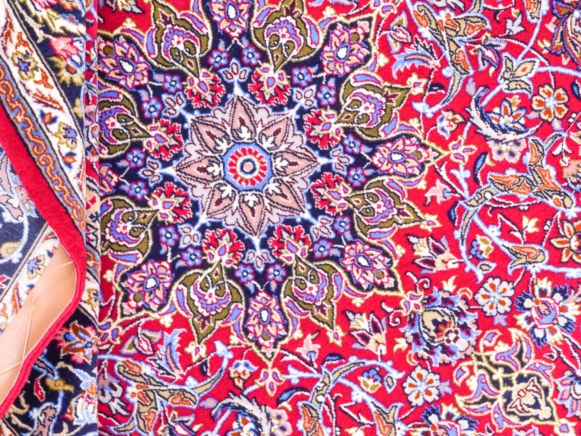Handgeknüpfter "Entezari" Isfahan Perserteppich von Khademi aus Wolle mit Seide, rot-blau. Feiner, persischer Teppich mit Medaillon, signiert. Orientteppich, von Hand geknüpft in Iran. Größe: 169 x 112 cm. Teppichnummer: DB3-1031 Jupiter Intl.