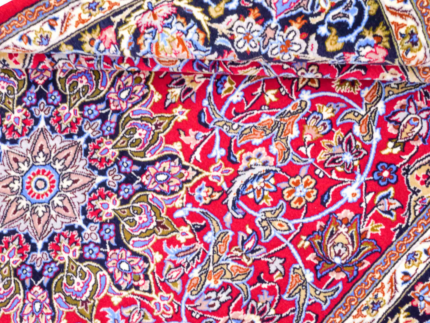 Handgeknüpfter "Entezari" Isfahan Perserteppich von Khademi aus Wolle mit Seide, rot-blau. Feiner, persischer Teppich mit Medaillon, signiert. Orientteppich, von Hand geknüpft in Iran. Größe: 169 x 112 cm. Teppichnummer: DB3-1031 Jupiter Intl.