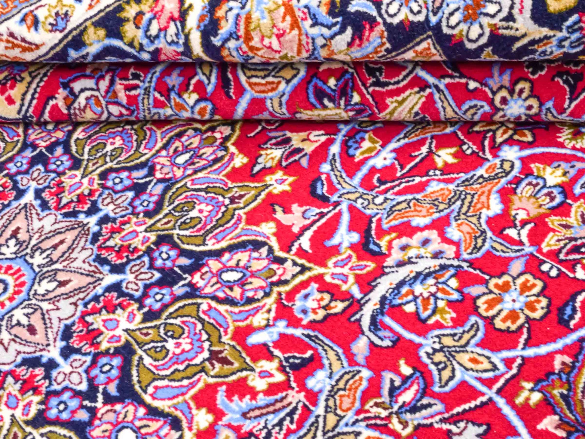 Handgeknüpfter "Entezari" Isfahan Perserteppich von Khademi aus Wolle mit Seide, rot-blau. Feiner, persischer Teppich mit Medaillon, signiert. Orientteppich, von Hand geknüpft in Iran. Größe: 169 x 112 cm. Teppichnummer: DB3-1031 Jupiter Intl.