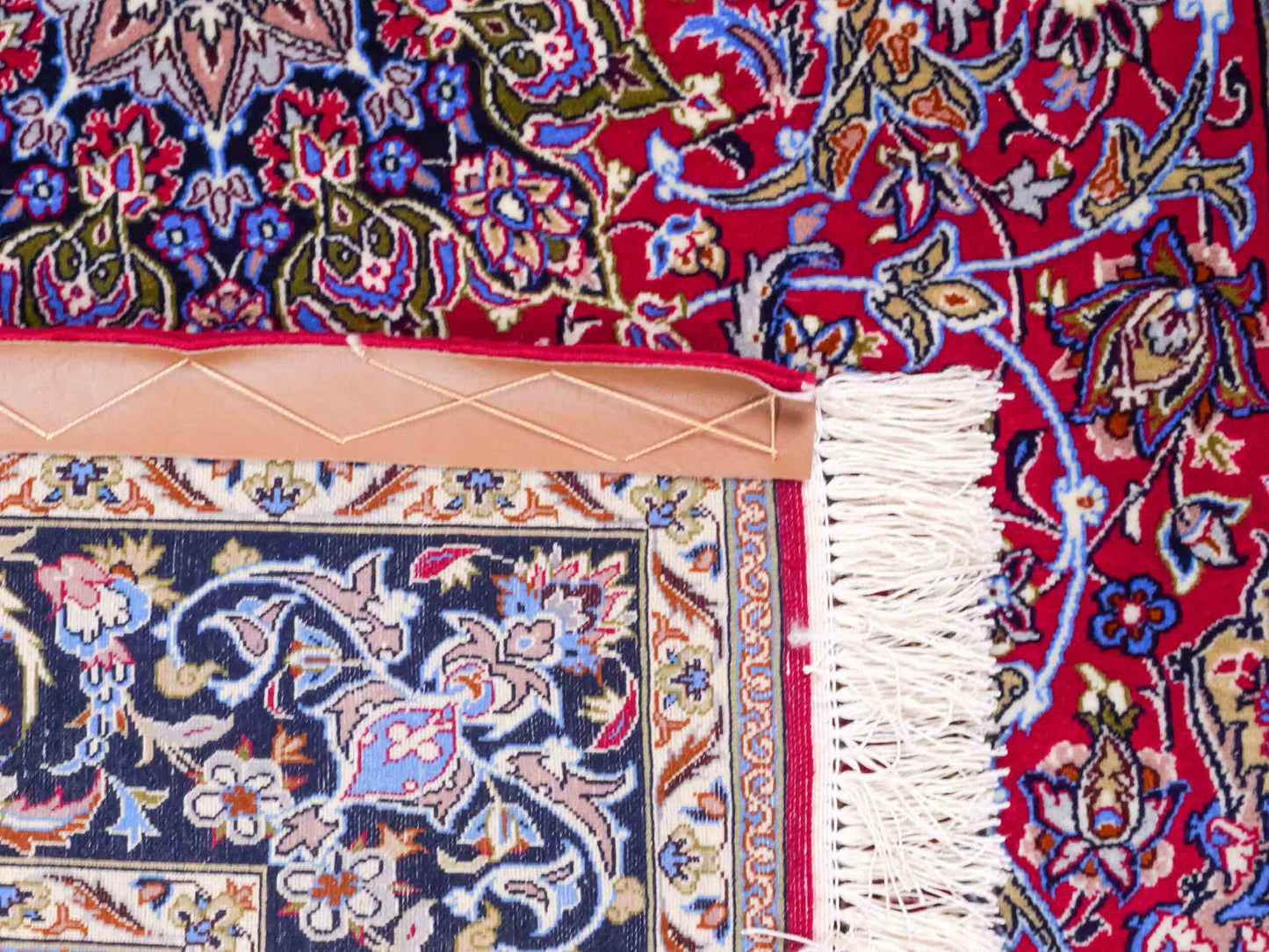 Handgeknüpfter "Entezari" Isfahan Perserteppich von Khademi aus Wolle mit Seide, rot-blau. Feiner, persischer Teppich mit Medaillon, signiert. Orientteppich, von Hand geknüpft in Iran. Größe: 169 x 112 cm. Teppichnummer: DB3-1031 Jupiter Intl.
