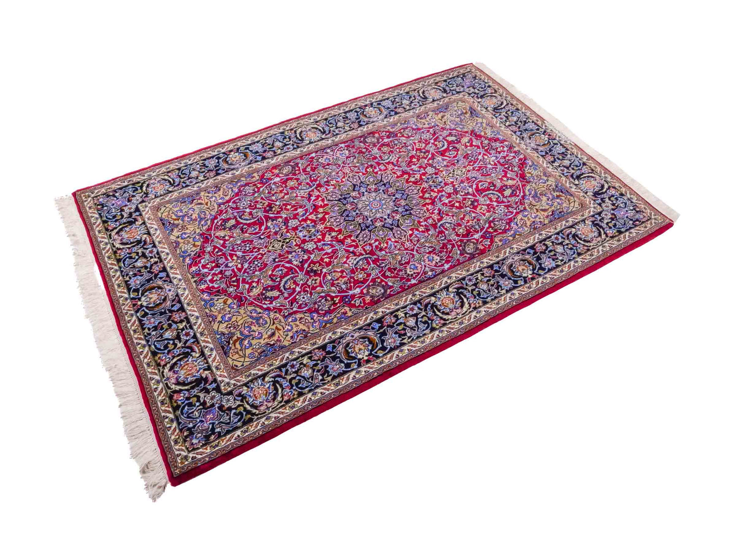 Handgeknüpfter "Entezari" Isfahan Perserteppich von Khademi aus Wolle mit Seide, rot-blau. Feiner, persischer Teppich mit Medaillon, signiert. Orientteppich, von Hand geknüpft in Iran. Größe: 169 x 112 cm. Teppichnummer: DB3-1031 Jupiter Intl.