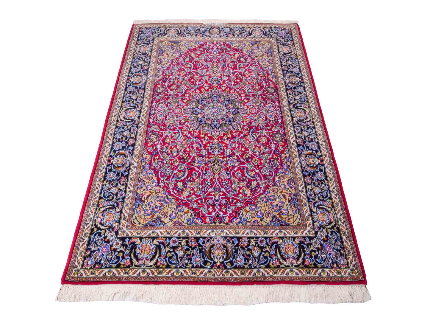 Handgeknüpfter "Entezari" Isfahan Perserteppich von Khademi aus Wolle mit Seide, rot-blau. Feiner, persischer Teppich mit Medaillon, signiert. Orientteppich, von Hand geknüpft in Iran. Größe: 169 x 112 cm. Teppichnummer: DB3-1031 Jupiter Intl.