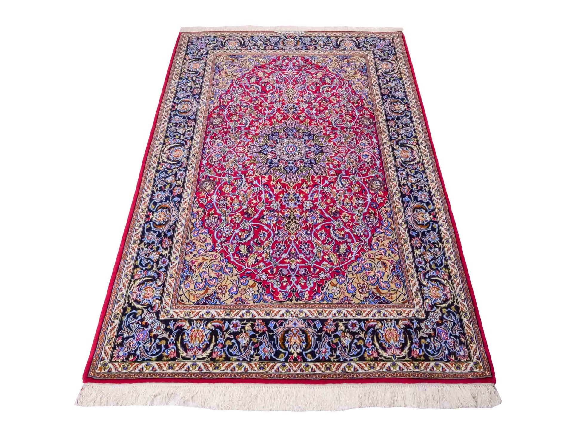 Handgeknüpfter "Entezari" Isfahan Perserteppich von Khademi aus Wolle mit Seide, rot-blau. Feiner, persischer Teppich mit Medaillon, signiert. Orientteppich, von Hand geknüpft in Iran. Größe: 169 x 112 cm. Teppichnummer: DB3-1031 Jupiter Intl.