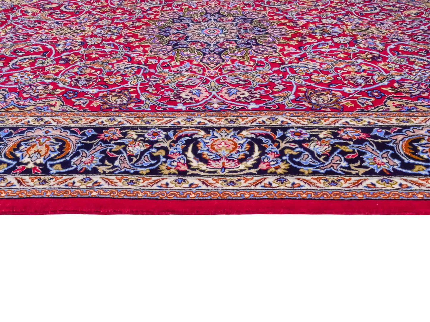 Handgeknüpfter "Entezari" Isfahan Perserteppich von Khademi aus Wolle mit Seide, rot-blau. Feiner, persischer Teppich mit Medaillon, signiert. Orientteppich, von Hand geknüpft in Iran. Größe: 169 x 112 cm. Teppichnummer: DB3-1031 Jupiter Intl.