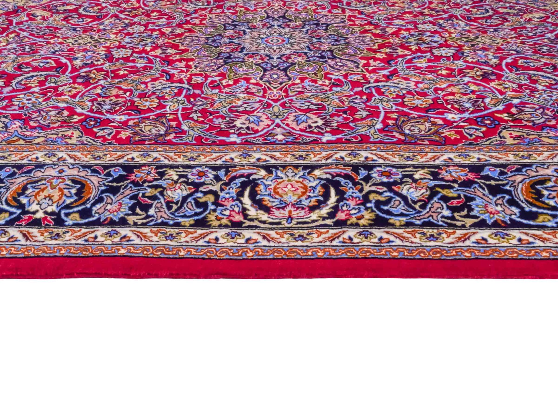 Handgeknüpfter "Entezari" Isfahan Perserteppich von Khademi aus Wolle mit Seide, rot-blau. Feiner, persischer Teppich mit Medaillon, signiert. Orientteppich, von Hand geknüpft in Iran. Größe: 169 x 112 cm. Teppichnummer: DB3-1031 Jupiter Intl.