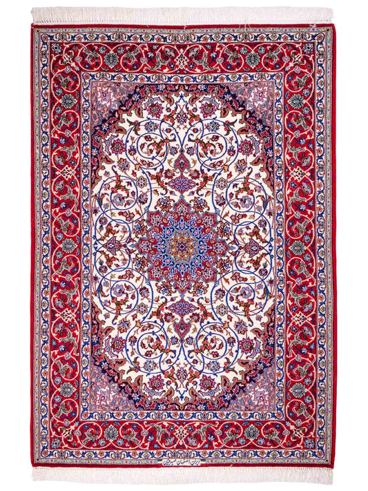 Handgeknüpfter "Seyrafian" Isfahan Perserteppich von Khademi aus Wolle mit Seide, rot-weiß. Feiner, persischer Teppich mit Medaillon, signiert. Orientteppich, geknüpft in Iran. Größe: 169 x 116 cm. Teppichnummer: SB3-1071 | Jupiter In
