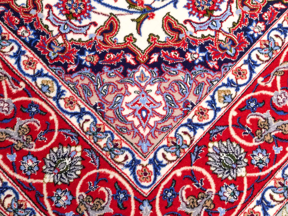 Handgeknüpfter "Seyrafian" Isfahan Perserteppich von Khademi aus Wolle mit Seide, rot-weiß. Feiner, persischer Teppich mit Medaillon, signiert. Orientteppich, geknüpft in Iran. Größe: 169 x 116 cm. Teppichnummer: SB3-1071 | Jupiter In