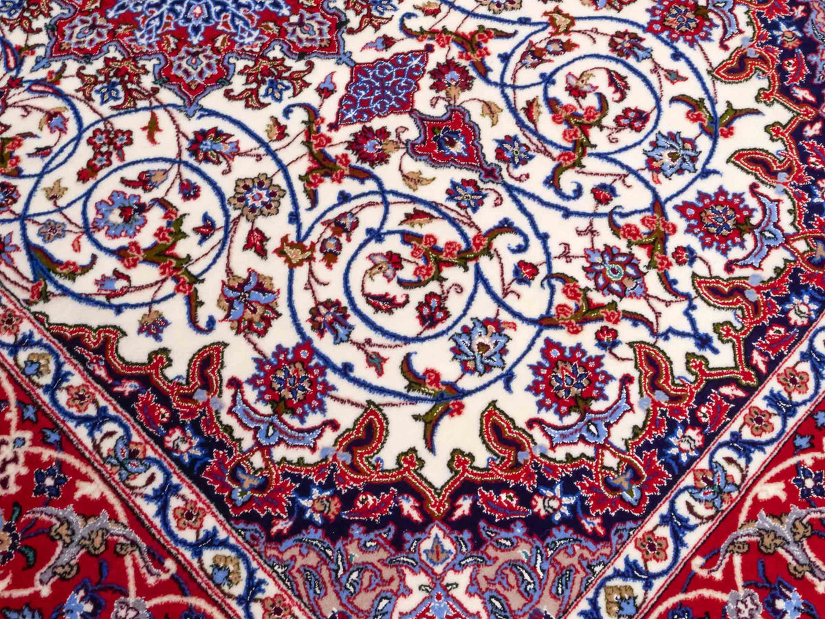 Handgeknüpfter "Seyrafian" Isfahan Perserteppich von Khademi aus Wolle mit Seide, rot-weiß. Feiner, persischer Teppich mit Medaillon, signiert. Orientteppich, geknüpft in Iran. Größe: 169 x 116 cm. Teppichnummer: SB3-1071 | Jupiter In