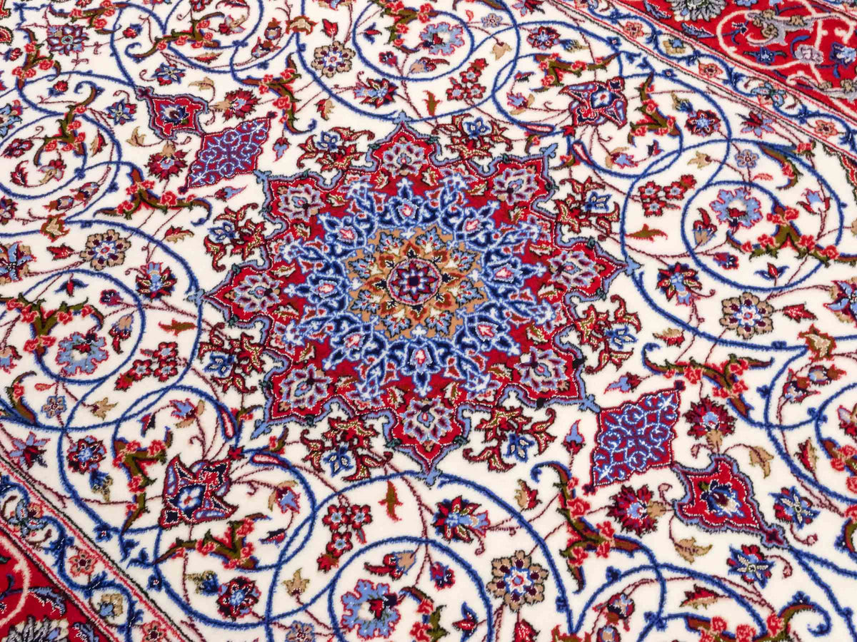 Handgeknüpfter "Seyrafian" Isfahan Perserteppich von Khademi aus Wolle mit Seide, rot-weiß. Feiner, persischer Teppich mit Medaillon, signiert. Orientteppich, geknüpft in Iran. Größe: 169 x 116 cm. Teppichnummer: SB3-1071 | Jupiter In
