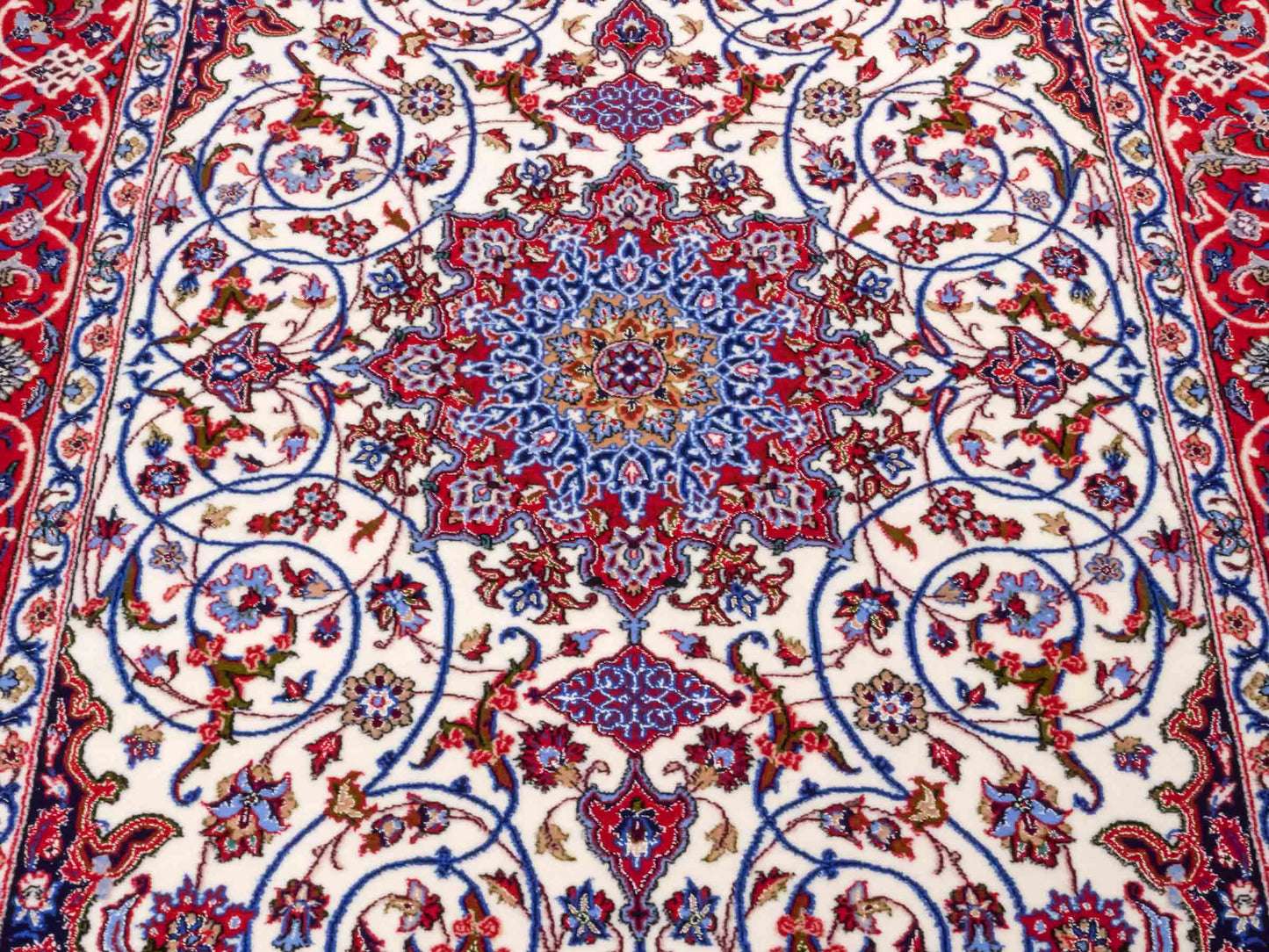 Handgeknüpfter "Seyrafian" Isfahan Perserteppich von Khademi aus Wolle mit Seide, rot-weiß. Feiner, persischer Teppich mit Medaillon, signiert. Orientteppich, geknüpft in Iran. Größe: 169 x 116 cm. Teppichnummer: SB3-1071 | Jupiter In