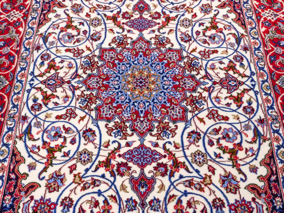 Handgeknüpfter "Seyrafian" Isfahan Perserteppich von Khademi aus Wolle mit Seide, rot-weiß. Feiner, persischer Teppich mit Medaillon, signiert. Orientteppich, geknüpft in Iran. Größe: 169 x 116 cm. Teppichnummer: SB3-1071 | Jupiter In