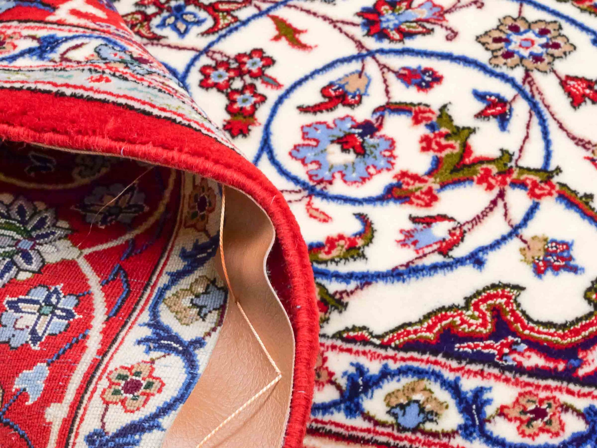 Handgeknüpfter "Seyrafian" Isfahan Perserteppich von Khademi aus Wolle mit Seide, rot-weiß. Feiner, persischer Teppich mit Medaillon, signiert. Orientteppich, geknüpft in Iran. Größe: 169 x 116 cm. Teppichnummer: SB3-1071 | Jupiter In