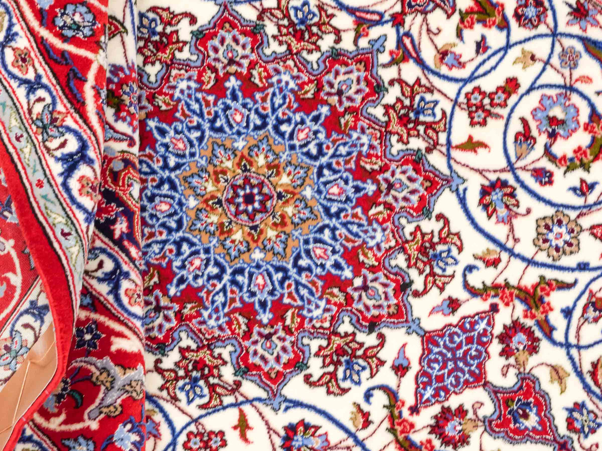 Handgeknüpfter "Seyrafian" Isfahan Perserteppich von Khademi aus Wolle mit Seide, rot-weiß. Feiner, persischer Teppich mit Medaillon, signiert. Orientteppich, geknüpft in Iran. Größe: 169 x 116 cm. Teppichnummer: SB3-1071 | Jupiter In