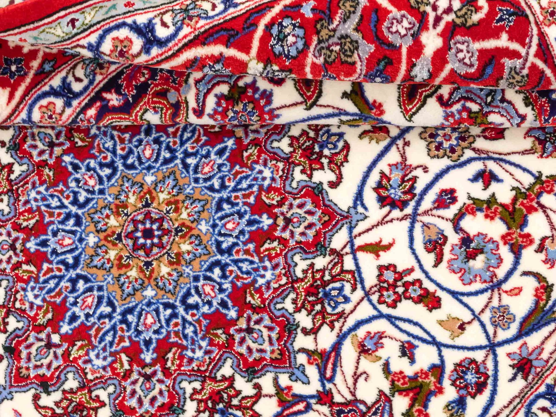 Handgeknüpfter "Seyrafian" Isfahan Perserteppich von Khademi aus Wolle mit Seide, rot-weiß. Feiner, persischer Teppich mit Medaillon, signiert. Orientteppich, geknüpft in Iran. Größe: 169 x 116 cm. Teppichnummer: SB3-1071 | Jupiter In