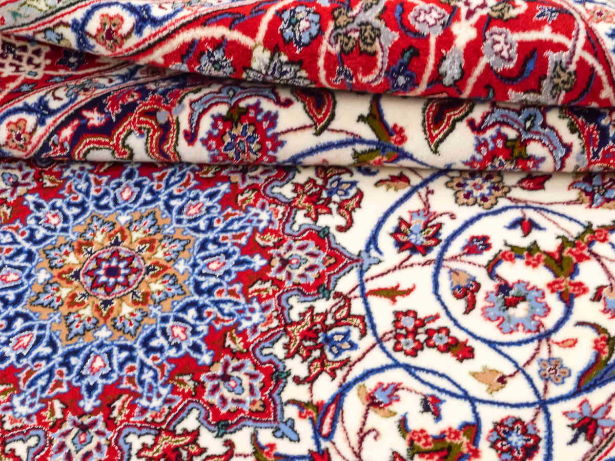Handgeknüpfter "Seyrafian" Isfahan Perserteppich von Khademi aus Wolle mit Seide, rot-weiß. Feiner, persischer Teppich mit Medaillon, signiert. Orientteppich, geknüpft in Iran. Größe: 169 x 116 cm. Teppichnummer: SB3-1071 | Jupiter In