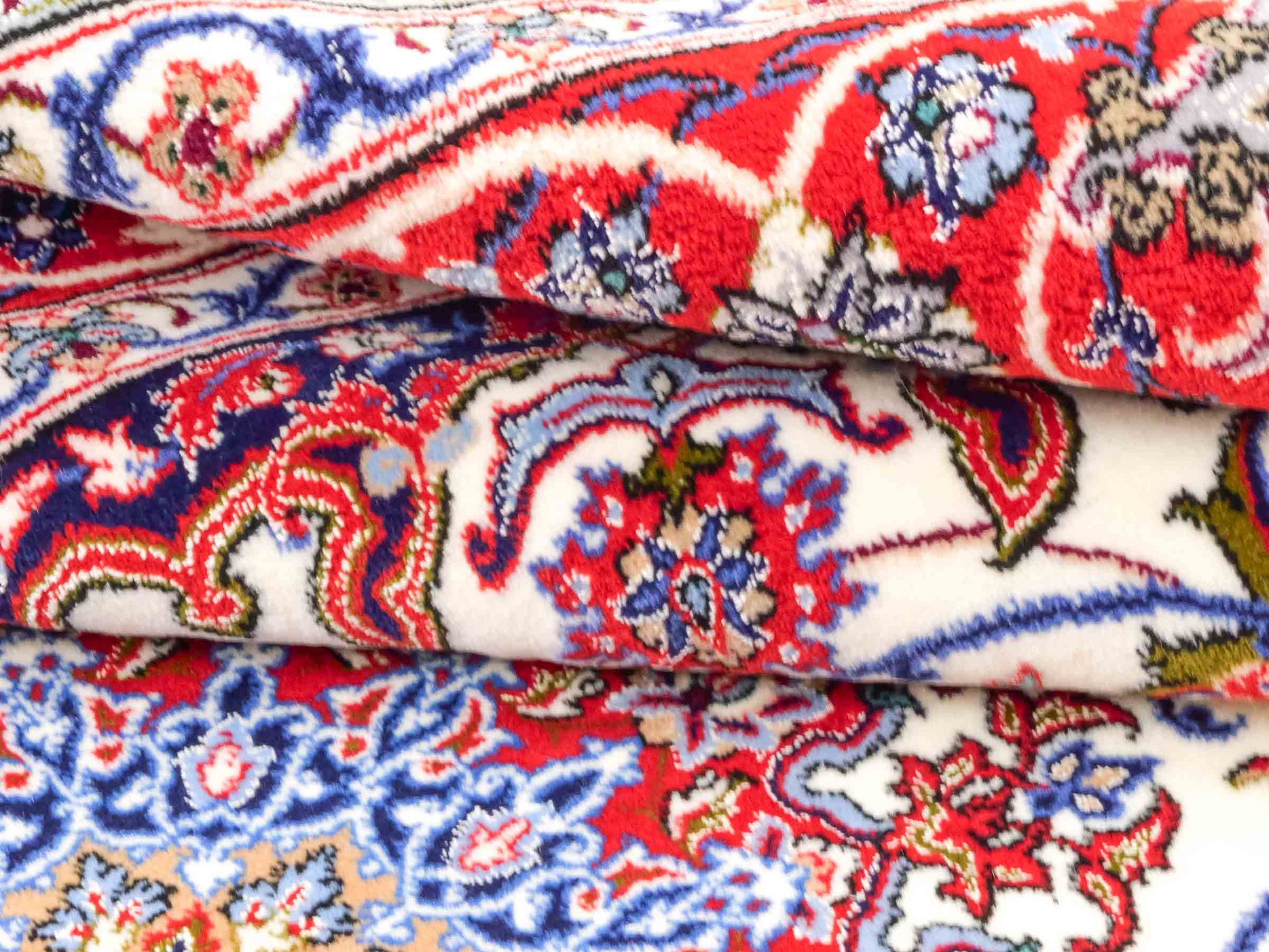 Handgeknüpfter "Seyrafian" Isfahan Perserteppich von Khademi aus Wolle mit Seide, rot-weiß. Feiner, persischer Teppich mit Medaillon, signiert. Orientteppich, geknüpft in Iran. Größe: 169 x 116 cm. Teppichnummer: SB3-1071 | Jupiter In