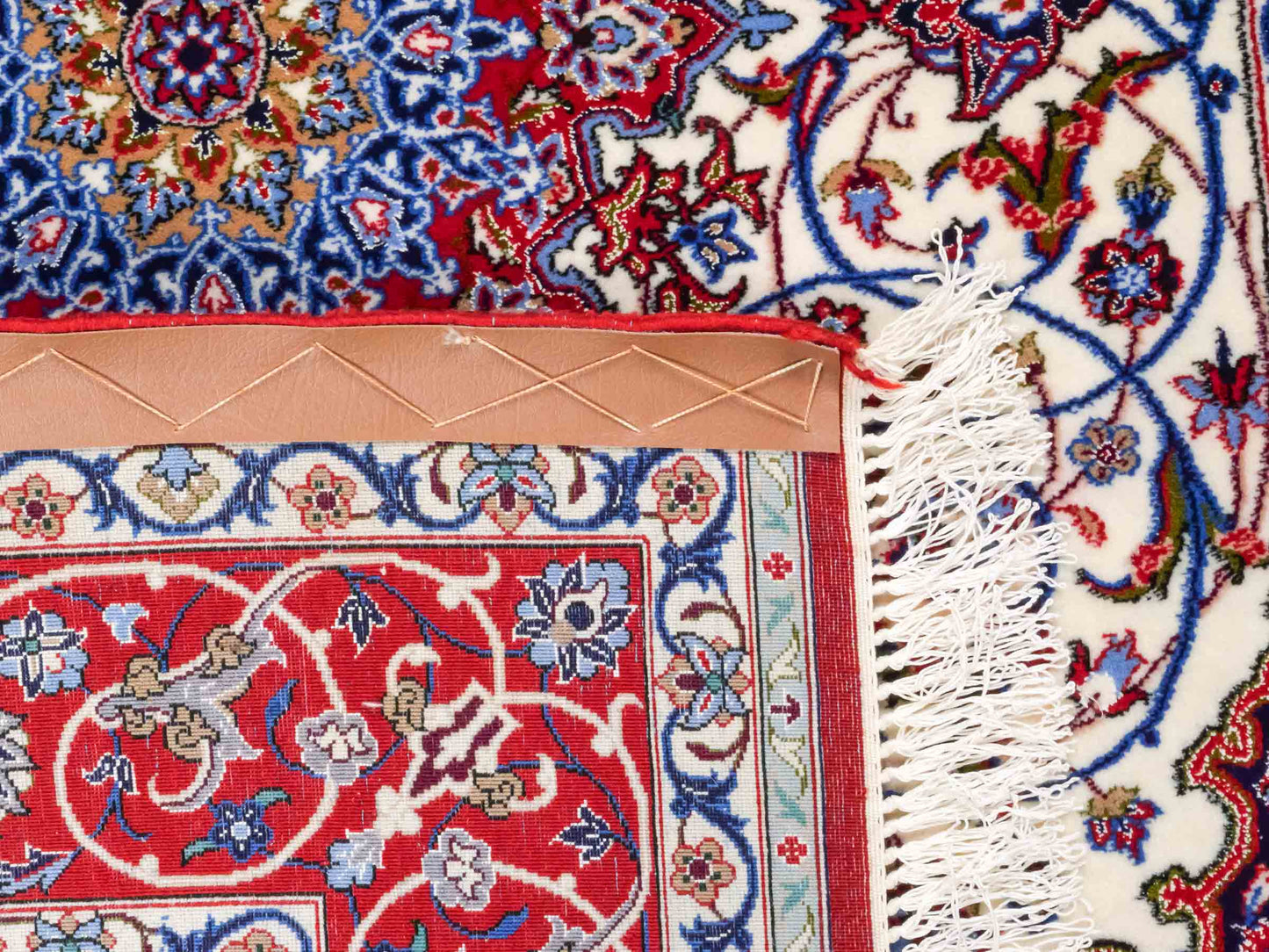 Handgeknüpfter "Seyrafian" Isfahan Perserteppich von Khademi aus Wolle mit Seide, rot-weiß. Feiner, persischer Teppich mit Medaillon, signiert. Orientteppich, geknüpft in Iran. Größe: 169 x 116 cm. Teppichnummer: SB3-1071 | Jupiter In