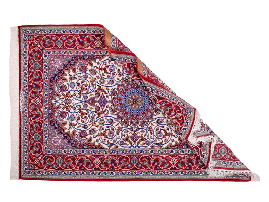 Handgeknüpfter "Seyrafian" Isfahan Perserteppich von Khademi aus Wolle mit Seide, rot-weiß. Feiner, persischer Teppich mit Medaillon, signiert. Orientteppich, geknüpft in Iran. Größe: 169 x 116 cm. Teppichnummer: SB3-1071 | Jupiter In
