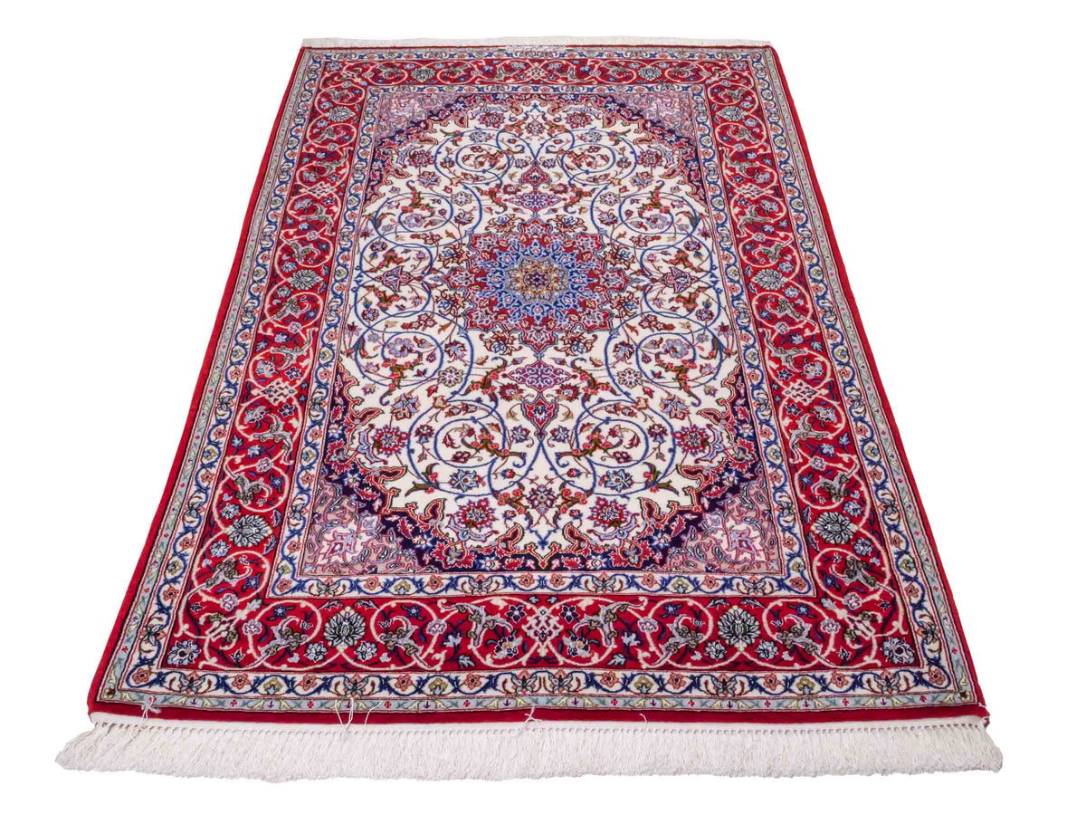 Handgeknüpfter "Seyrafian" Isfahan Perserteppich von Khademi aus Wolle mit Seide, rot-weiß. Feiner, persischer Teppich mit Medaillon, signiert. Orientteppich, geknüpft in Iran. Größe: 169 x 116 cm. Teppichnummer: SB3-1071 | Jupiter In