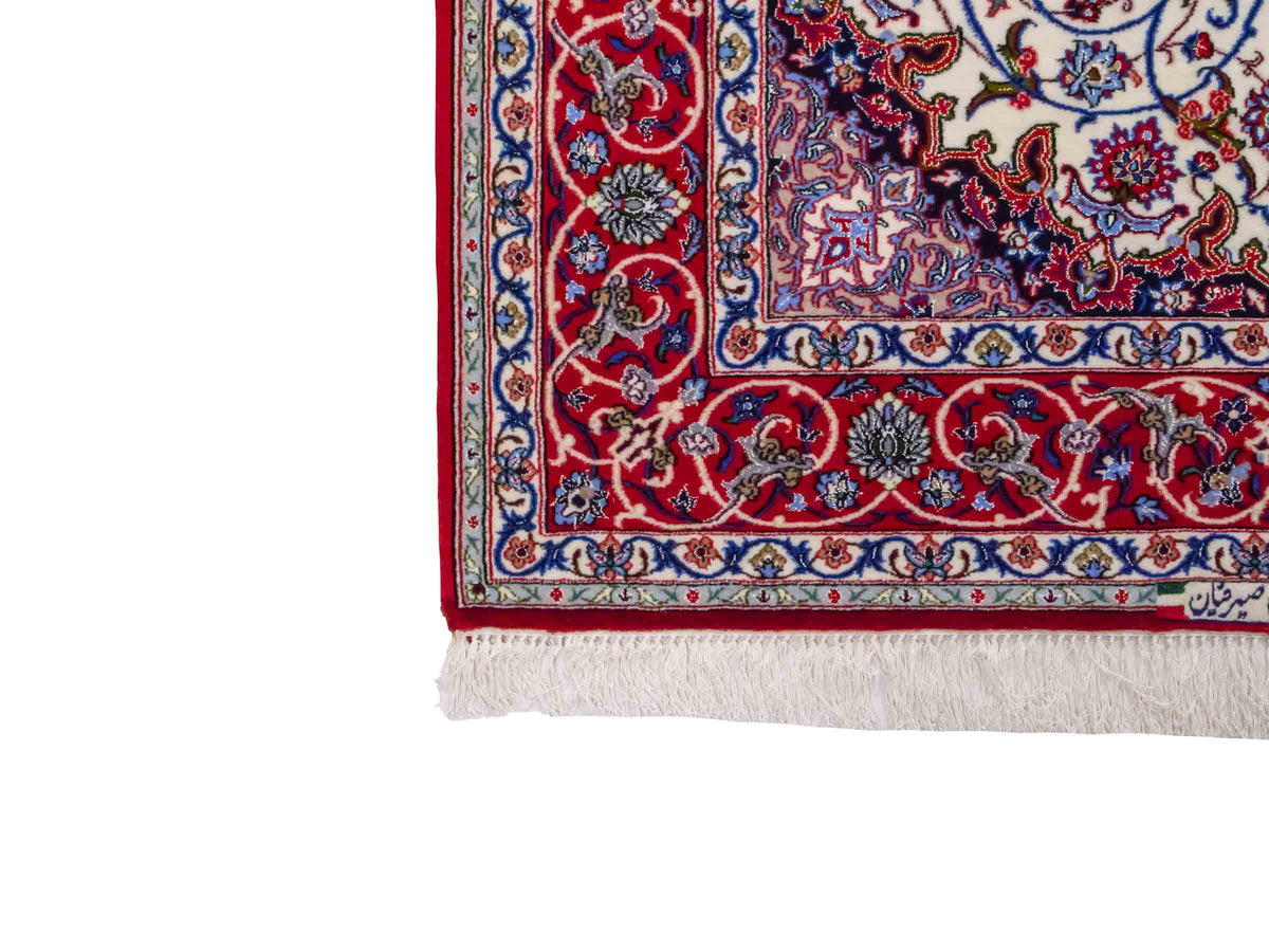 Handgeknüpfter "Seyrafian" Isfahan Perserteppich von Khademi aus Wolle mit Seide, rot-weiß. Feiner, persischer Teppich mit Medaillon, signiert. Orientteppich, geknüpft in Iran. Größe: 169 x 116 cm. Teppichnummer: SB3-1071 | Jupiter In