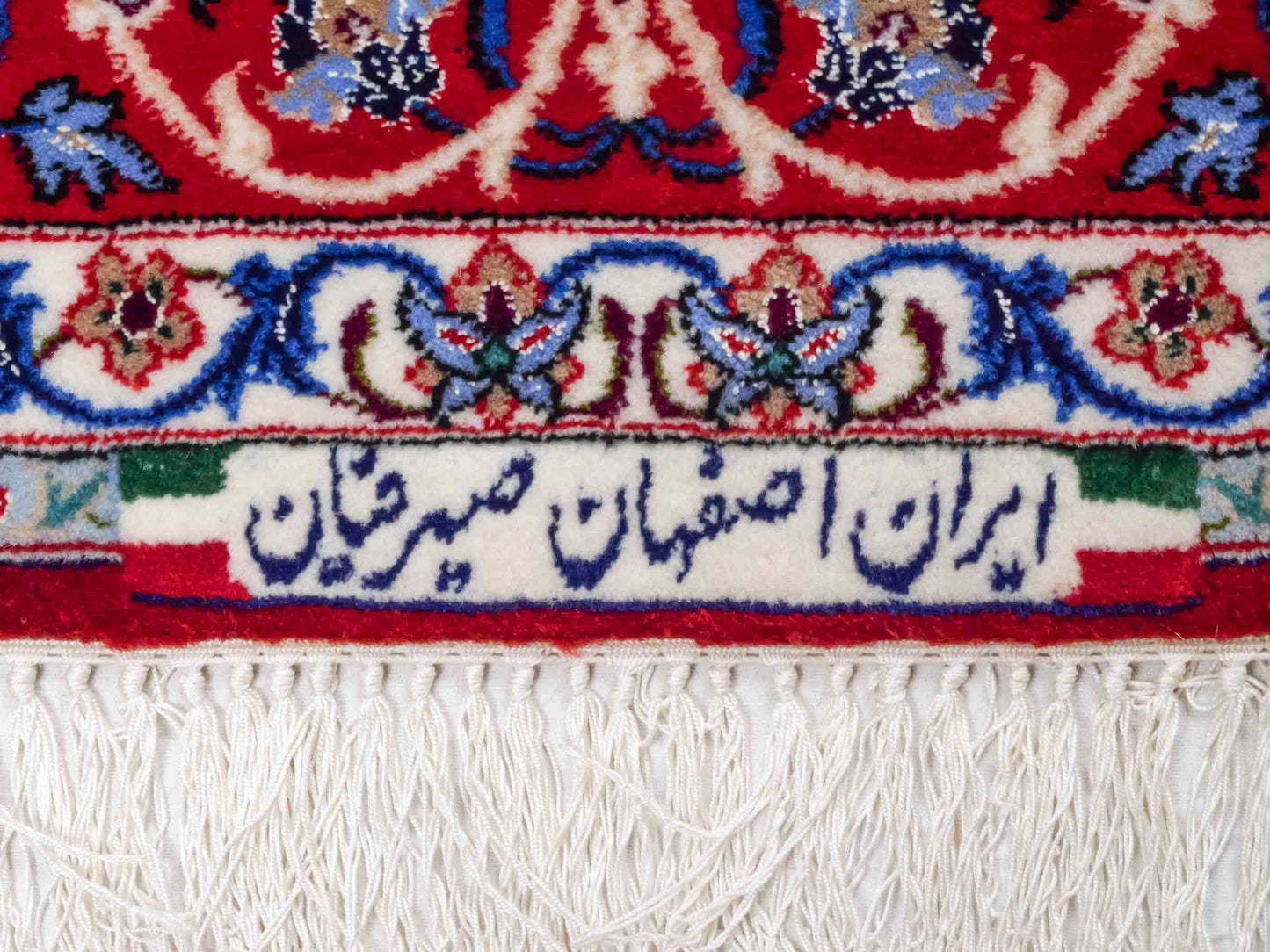 Handgeknüpfter "Seyrafian" Isfahan Perserteppich von Khademi aus Wolle mit Seide, rot-weiß. Feiner, persischer Teppich mit Medaillon, signiert. Orientteppich, geknüpft in Iran. Größe: 169 x 116 cm. Teppichnummer: SB3-1071 | Jupiter In