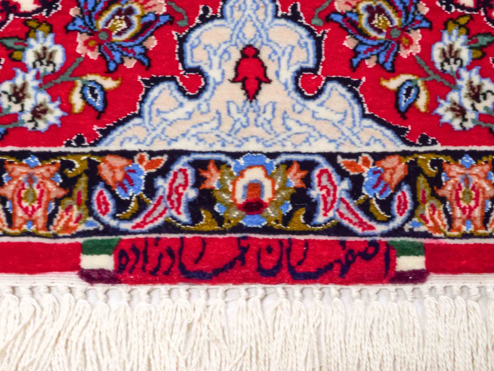 Handgeknüpfter "Emadzadeh" Isfahan Perserteppich von Khademi aus Wolle mit Seide, rot, creme. Feiner, persischer Teppich mit Bildmotiv, signiert. Orientteppich, geknüpft in Iran. Größe: 170 x 112 cm. Teppichnummer: SB3-1065 | Jupiter Intl.