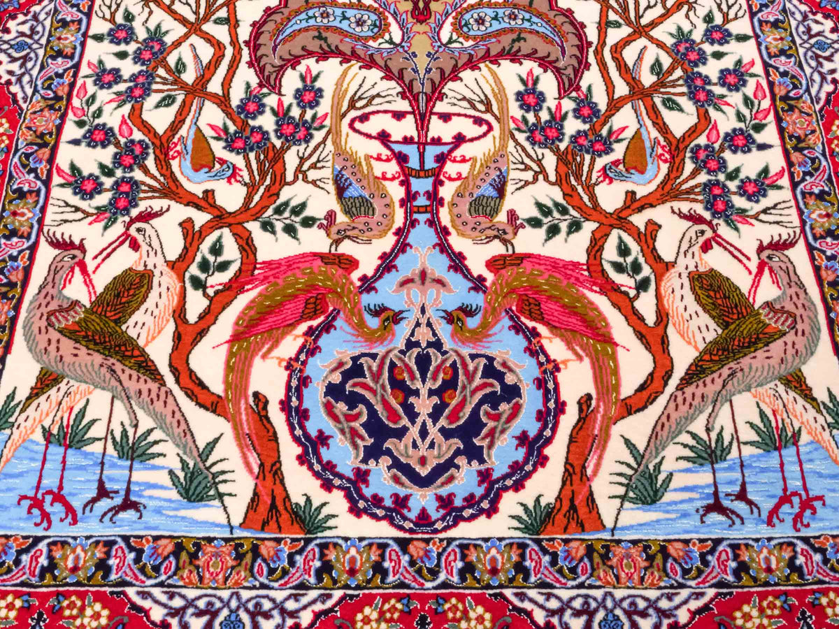 Handgeknüpfter "Emadzadeh" Isfahan Perserteppich von Khademi aus Wolle mit Seide, rot, creme. Feiner, persischer Teppich mit Bildmotiv, signiert. Orientteppich, geknüpft in Iran. Größe: 170 x 112 cm. Teppichnummer: SB3-1065 | Jupiter Intl.