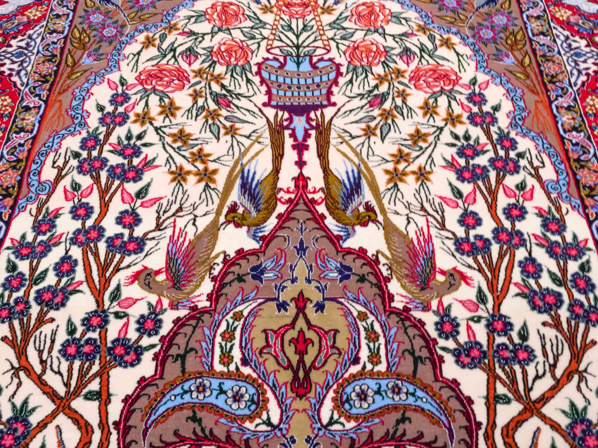 Handgeknüpfter "Emadzadeh" Isfahan Perserteppich von Khademi aus Wolle mit Seide, rot, creme. Feiner, persischer Teppich mit Bildmotiv, signiert. Orientteppich, geknüpft in Iran. Größe: 170 x 112 cm. Teppichnummer: SB3-1065 | Jupiter Intl.