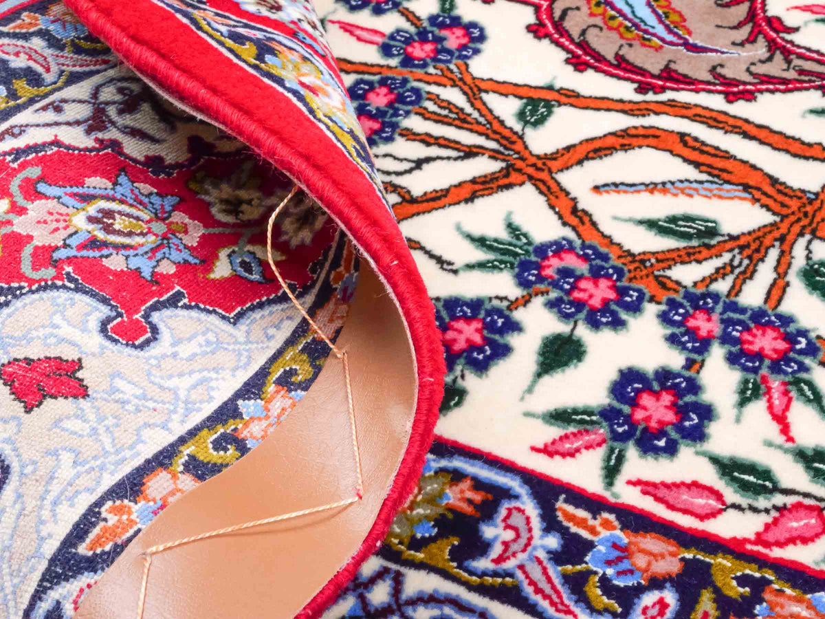 Handgeknüpfter "Emadzadeh" Isfahan Perserteppich von Khademi aus Wolle mit Seide, rot, creme. Feiner, persischer Teppich mit Bildmotiv, signiert. Orientteppich, geknüpft in Iran. Größe: 170 x 112 cm. Teppichnummer: SB3-1065 | Jupiter Intl.