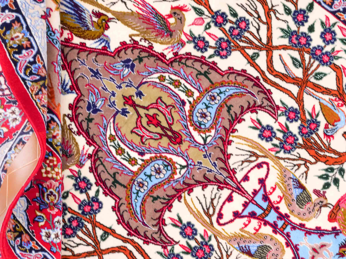 Handgeknüpfter "Emadzadeh" Isfahan Perserteppich von Khademi aus Wolle mit Seide, rot, creme. Feiner, persischer Teppich mit Bildmotiv, signiert. Orientteppich, geknüpft in Iran. Größe: 170 x 112 cm. Teppichnummer: SB3-1065 | Jupiter Intl.