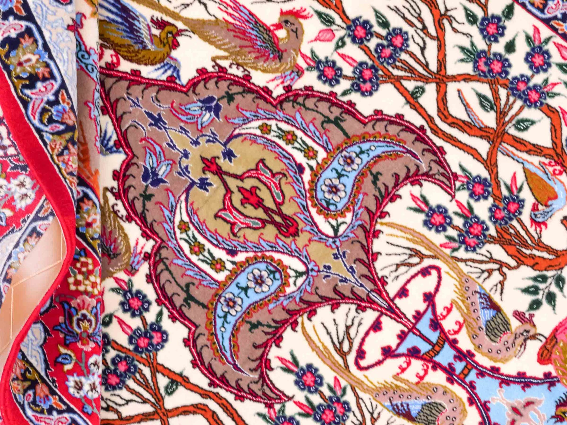 Handgeknüpfter "Emadzadeh" Isfahan Perserteppich von Khademi aus Wolle mit Seide, rot, creme. Feiner, persischer Teppich mit Bildmotiv, signiert. Orientteppich, geknüpft in Iran. Größe: 170 x 112 cm. Teppichnummer: SB3-1065 | Jupiter Intl.