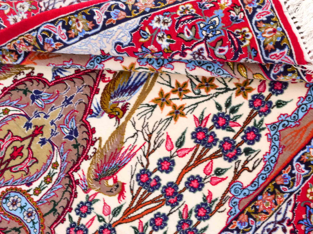 Handgeknüpfter "Emadzadeh" Isfahan Perserteppich von Khademi aus Wolle mit Seide, rot, creme. Feiner, persischer Teppich mit Bildmotiv, signiert. Orientteppich, geknüpft in Iran. Größe: 170 x 112 cm. Teppichnummer: SB3-1065 | Jupiter Intl.