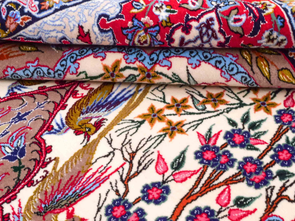 Handgeknüpfter "Emadzadeh" Isfahan Perserteppich von Khademi aus Wolle mit Seide, rot, creme. Feiner, persischer Teppich mit Bildmotiv, signiert. Orientteppich, geknüpft in Iran. Größe: 170 x 112 cm. Teppichnummer: SB3-1065 | Jupiter Intl.
