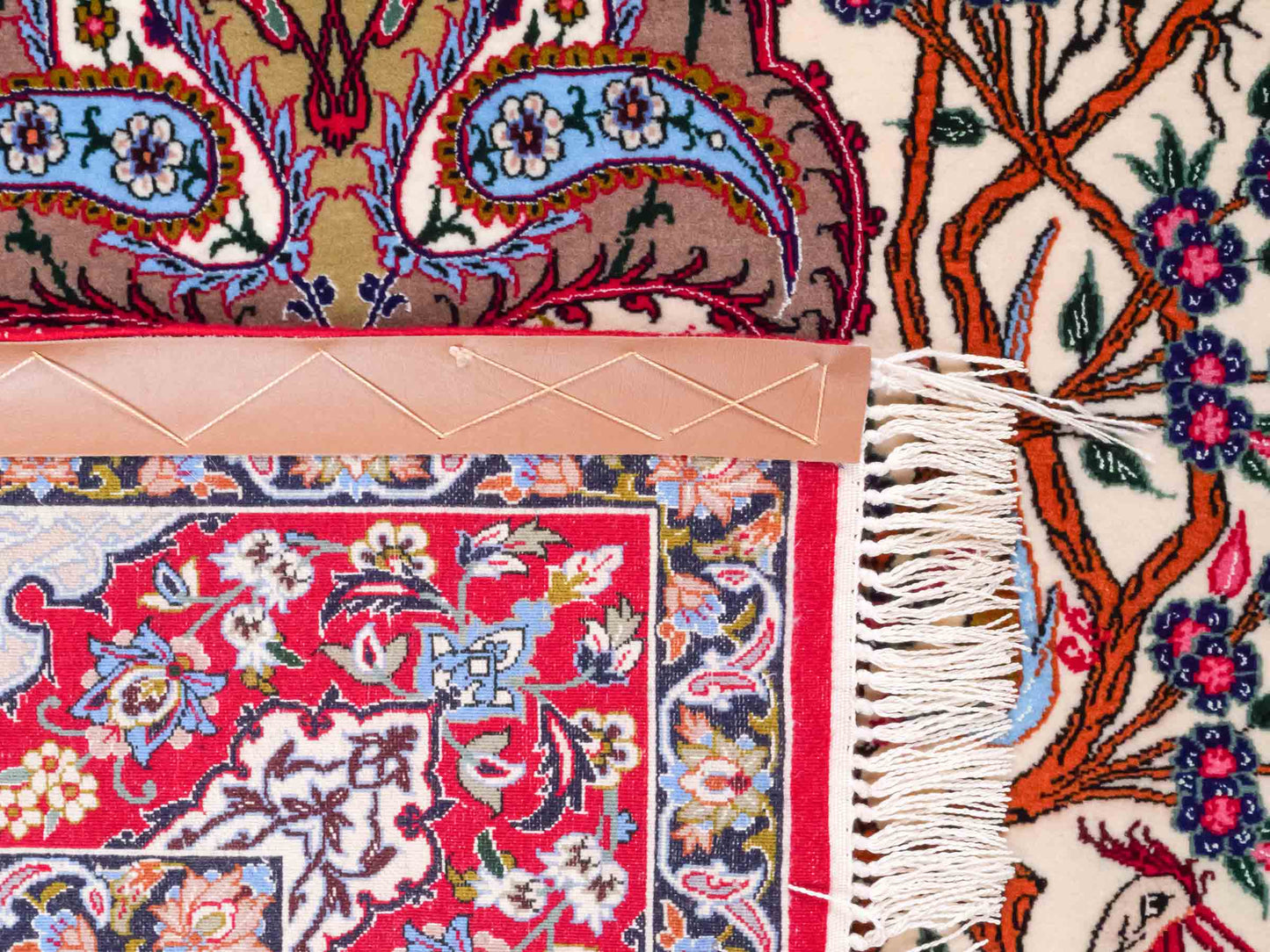 Handgeknüpfter "Emadzadeh" Isfahan Perserteppich von Khademi aus Wolle mit Seide, rot, creme. Feiner, persischer Teppich mit Bildmotiv, signiert. Orientteppich, geknüpft in Iran. Größe: 170 x 112 cm. Teppichnummer: SB3-1065 | Jupiter Intl.