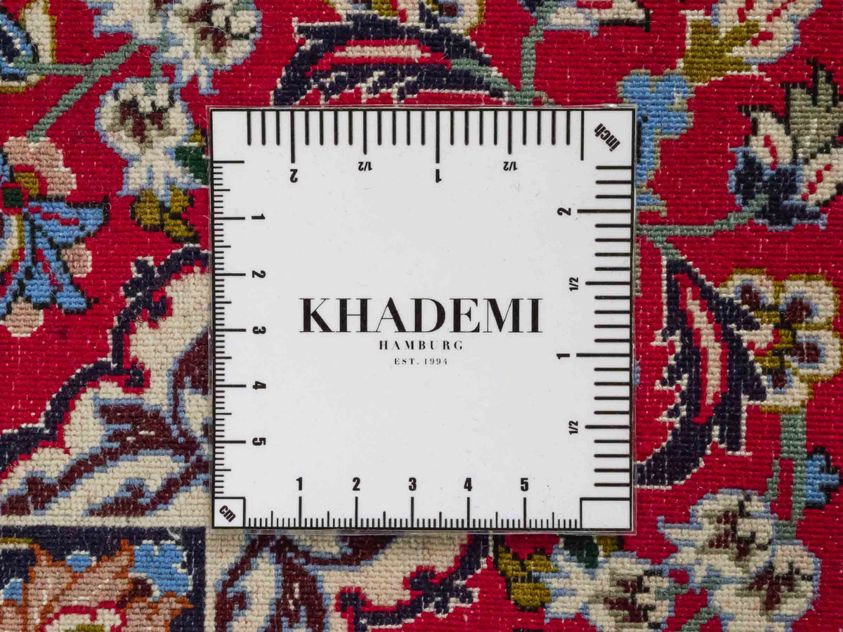 Handgeknüpfter "Emadzadeh" Isfahan Perserteppich von Khademi aus Wolle mit Seide, rot, creme. Feiner, persischer Teppich mit Bildmotiv, signiert. Orientteppich, geknüpft in Iran. Größe: 170 x 112 cm. Teppichnummer: SB3-1065 | Jupiter Intl.