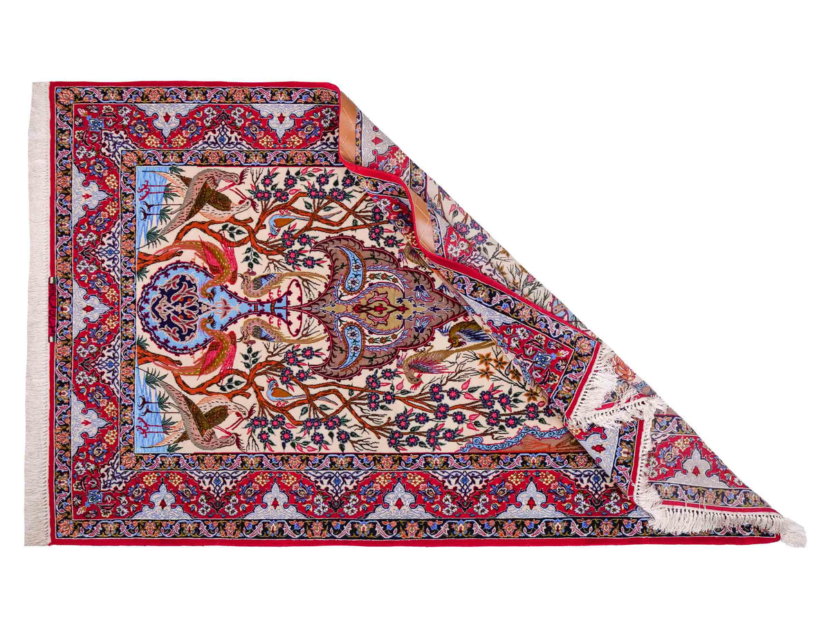 Handgeknüpfter "Emadzadeh" Isfahan Perserteppich von Khademi aus Wolle mit Seide, rot, creme. Feiner, persischer Teppich mit Bildmotiv, signiert. Orientteppich, geknüpft in Iran. Größe: 170 x 112 cm. Teppichnummer: SB3-1065 | Jupiter Intl.