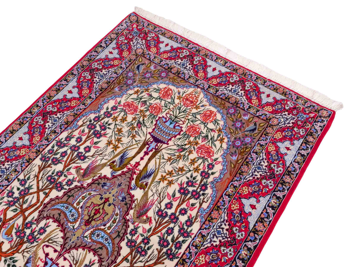 Handgeknüpfter "Emadzadeh" Isfahan Perserteppich von Khademi aus Wolle mit Seide, rot, creme. Feiner, persischer Teppich mit Bildmotiv, signiert. Orientteppich, geknüpft in Iran. Größe: 170 x 112 cm. Teppichnummer: SB3-1065 | Jupiter Intl.