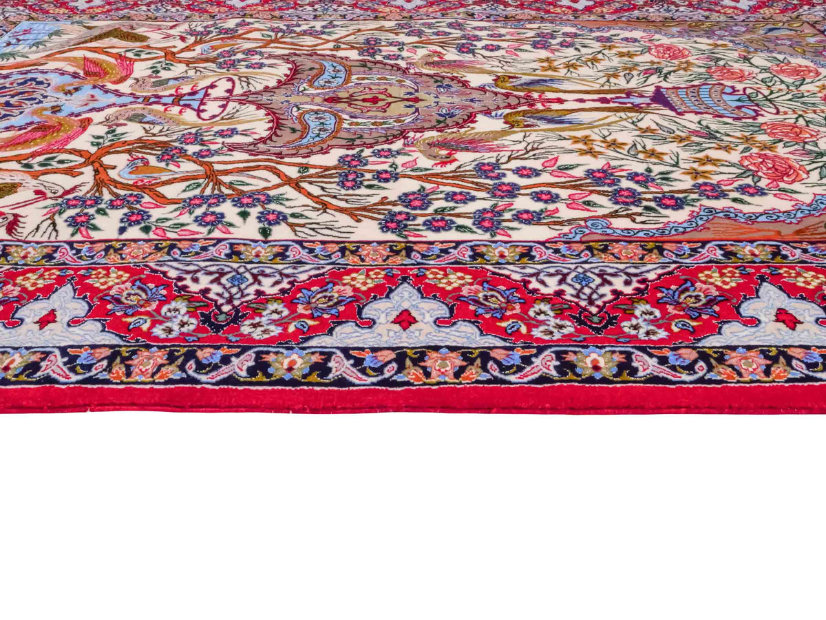 Handgeknüpfter "Emadzadeh" Isfahan Perserteppich von Khademi aus Wolle mit Seide, rot, creme. Feiner, persischer Teppich mit Bildmotiv, signiert. Orientteppich, geknüpft in Iran. Größe: 170 x 112 cm. Teppichnummer: SB3-1065 | Jupiter Intl.
