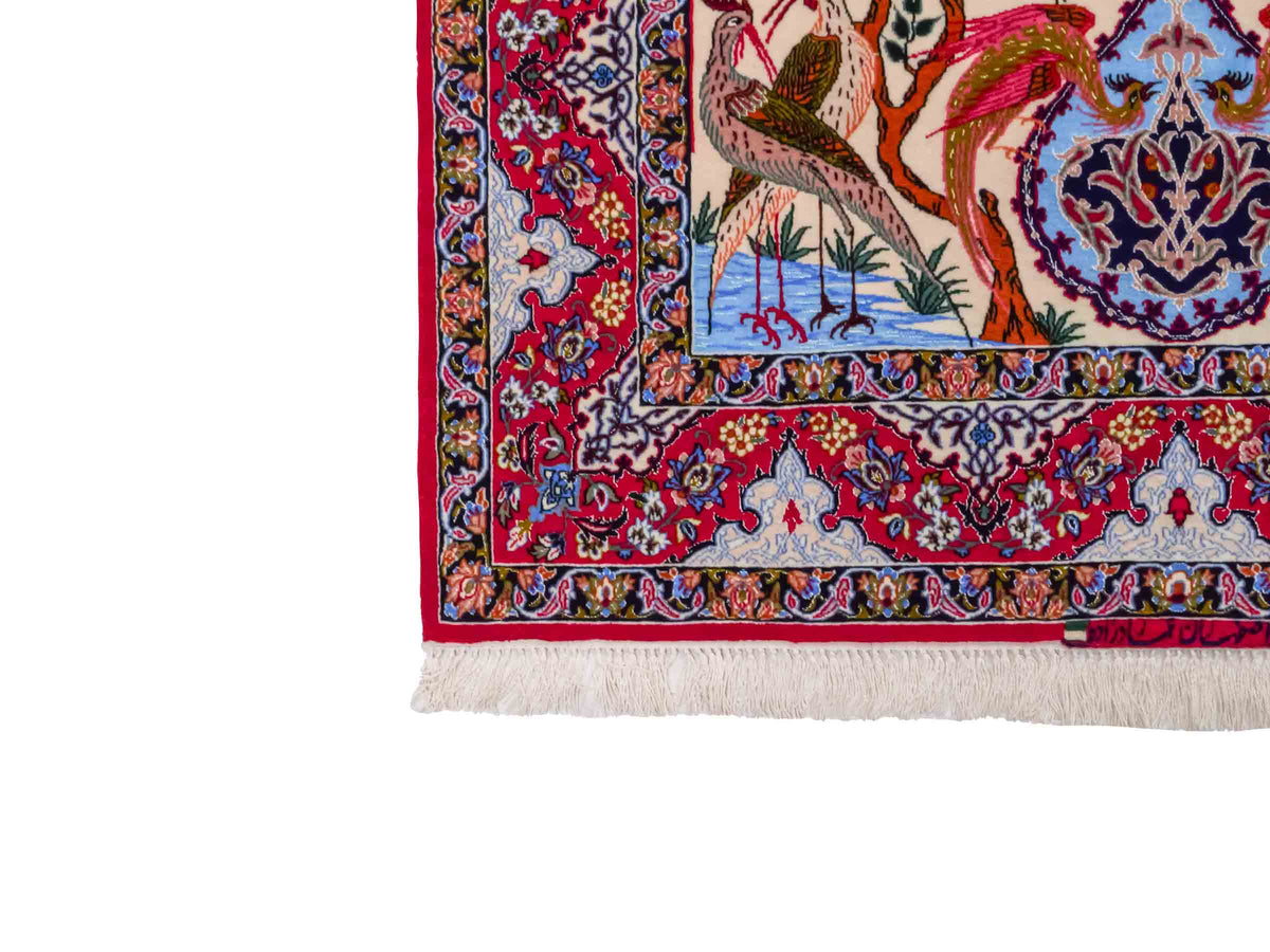Handgeknüpfter "Emadzadeh" Isfahan Perserteppich von Khademi aus Wolle mit Seide, rot, creme. Feiner, persischer Teppich mit Bildmotiv, signiert. Orientteppich, geknüpft in Iran. Größe: 170 x 112 cm. Teppichnummer: SB3-1065 | Jupiter Intl.