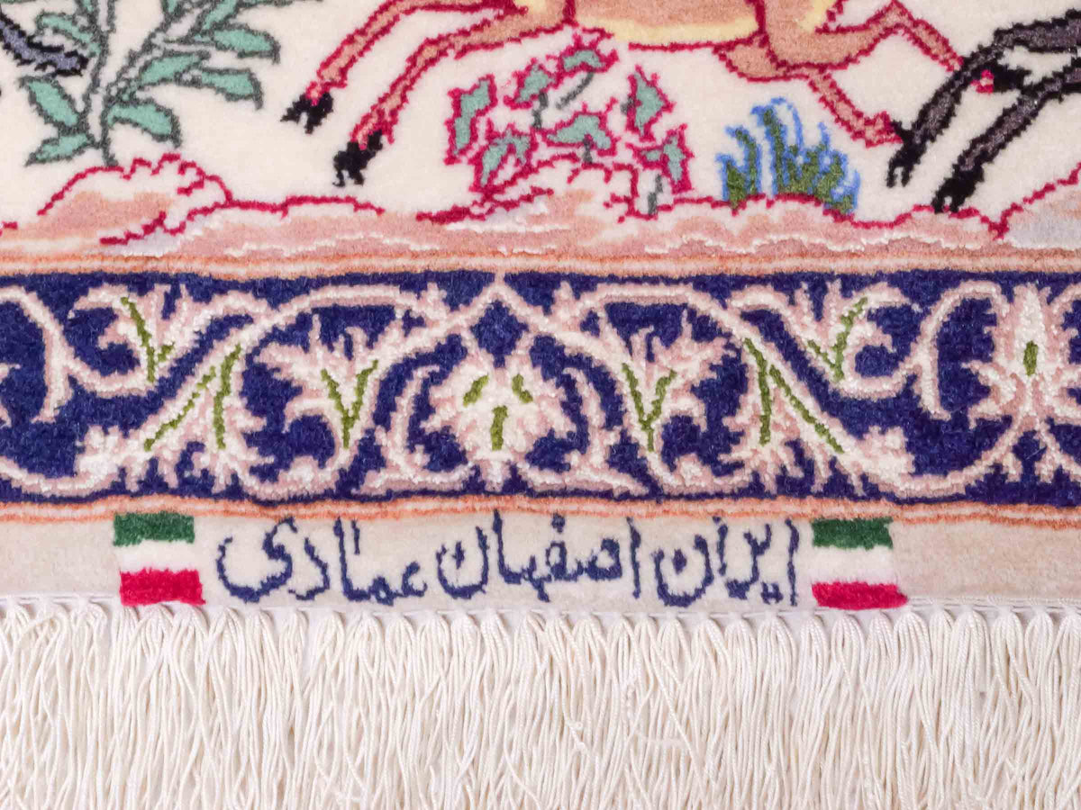Handgeknüpfter "Emadi" Isfahan Perserteppich von Khademi aus Wolle mit Seide, cremeweiß. Feiner, persischer Teppich mit Feldmuster, signiert. Orientteppich, geknüpft in Iran. Größe: 170 x 113 cm. Teppichnummer: SB3-1073 | Jupiter In
