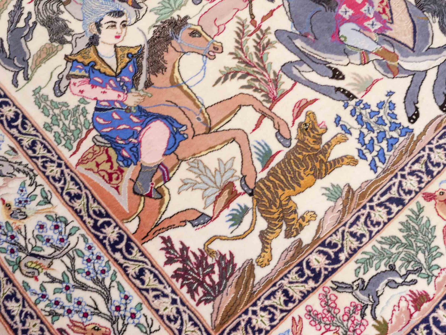 Handgeknüpfter "Emadi" Isfahan Perserteppich von Khademi aus Wolle mit Seide, cremeweiß. Feiner, persischer Teppich mit Feldmuster, signiert. Orientteppich, geknüpft in Iran. Größe: 170 x 113 cm. Teppichnummer: SB3-1073 | Jupiter In