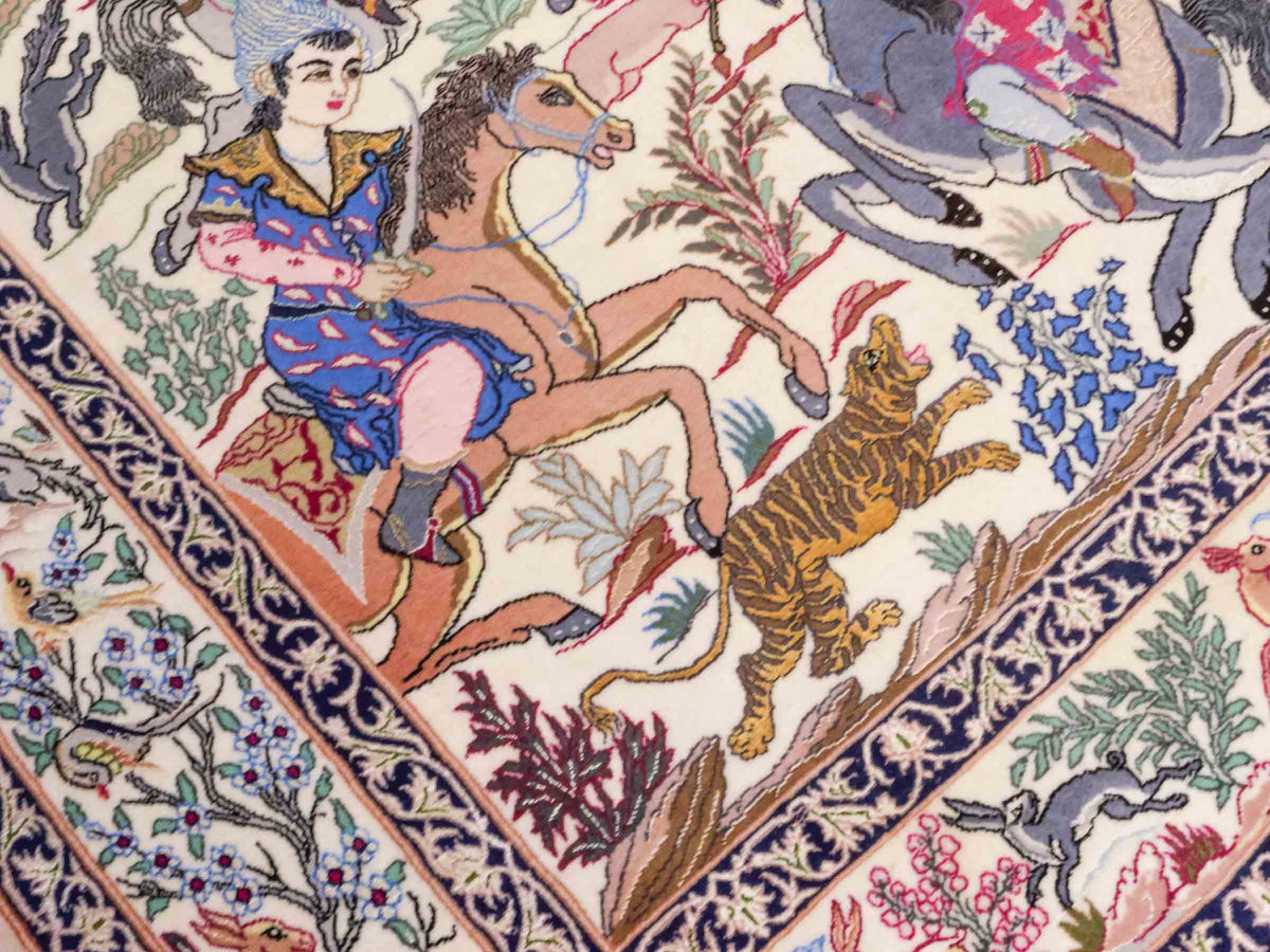Handgeknüpfter "Emadi" Isfahan Perserteppich von Khademi aus Wolle mit Seide, cremeweiß. Feiner, persischer Teppich mit Feldmuster, signiert. Orientteppich, geknüpft in Iran. Größe: 170 x 113 cm. Teppichnummer: SB3-1073 | Jupiter In