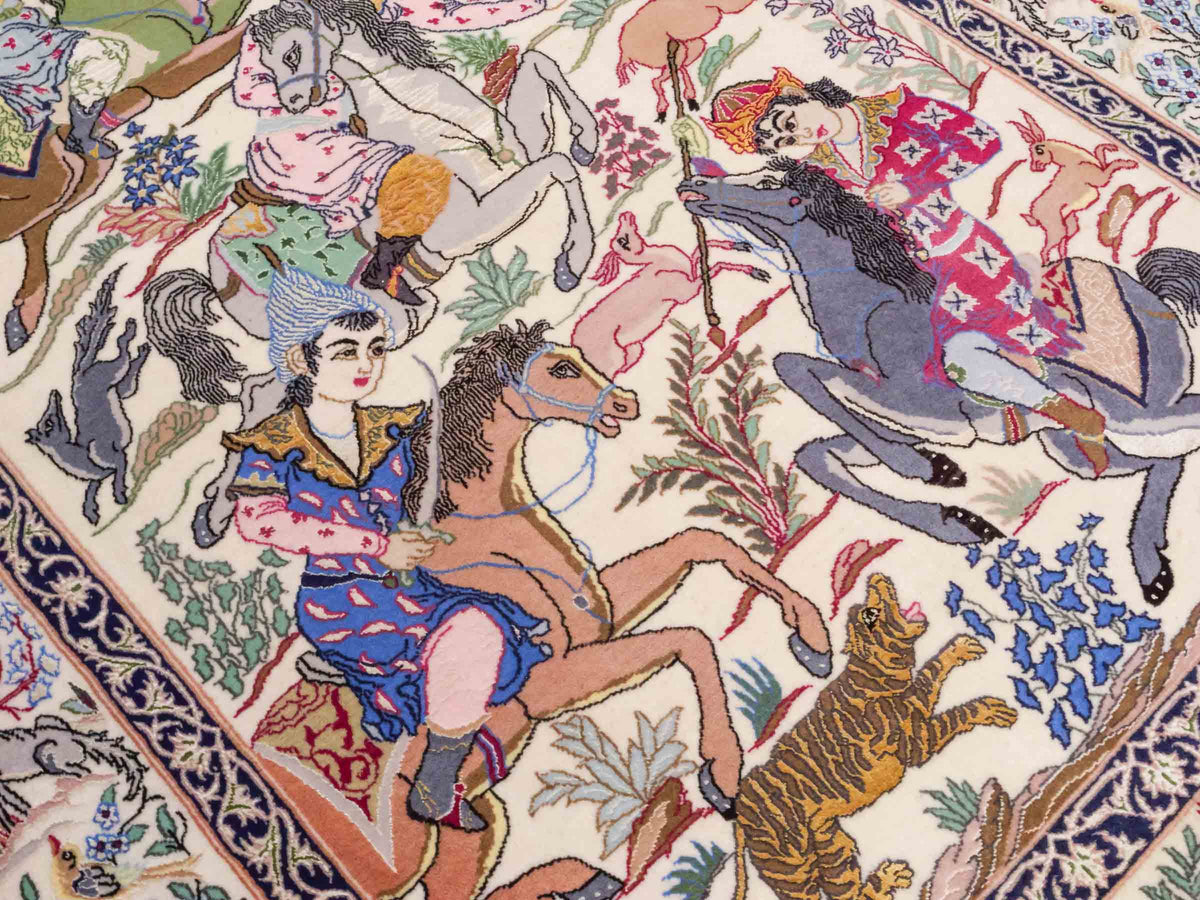 Handgeknüpfter "Emadi" Isfahan Perserteppich von Khademi aus Wolle mit Seide, cremeweiß. Feiner, persischer Teppich mit Feldmuster, signiert. Orientteppich, geknüpft in Iran. Größe: 170 x 113 cm. Teppichnummer: SB3-1073 | Jupiter In
