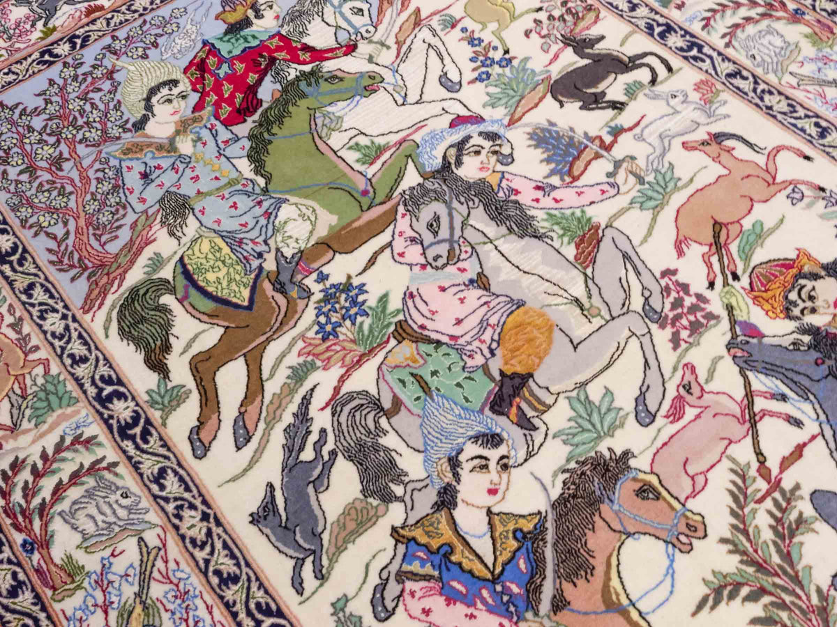 Handgeknüpfter "Emadi" Isfahan Perserteppich von Khademi aus Wolle mit Seide, cremeweiß. Feiner, persischer Teppich mit Feldmuster, signiert. Orientteppich, geknüpft in Iran. Größe: 170 x 113 cm. Teppichnummer: SB3-1073 | Jupiter In